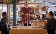 Watzmann ermittelt – Beissl (Andreas Giebel, r.) und Jerry (Peter Marton, l.) werden im Restaurant Nouvelle Cuisine von Michelle Perrin (Miguel Abrantes Ostrowski, M.) persönlich bedient.
