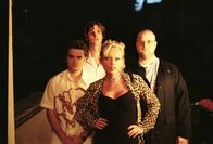 Mädchen Nr. 1 – Mit der Hilfe der Prostituierten Rita (Kelly Trump, M.) machen sich Sebastian (Oliver K. Wnuk, l.), Hille (Antoine Monot jr., r.) und Thomas (Max von Thun, 2.v.l.) daran, Dirk zu verführen ...