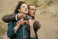 Outlander – Outlander – Die Highland-Saga Staffel 5 Folge 10 In den Fängen des Monsters: Caitriona Balfe als Claire Randall, Ed Speleers als Stephen Bonnet