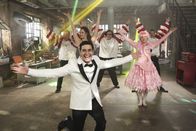 Scorpion – Während Cabe (Robert Patrick, l.), Paige (Katharine McPhee, 2.v.l.), Sylvester (Ari Stidham, M.), Happy (Jadyn Wong, 2.v.r.) und Toby (Eddie Kaye Thomas, r.) in Walters (Elyes Gabel, vorne) Kopf Teil eines Musicals sind, müssen sie im wahren Leben eine Naturkatastrophe verhindern ...