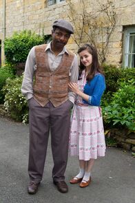 Father Brown – Weiß Douglas Taylor (Don Gilét) etwas über das Verschwinden von Ruth Bennett (Holly Earl)?