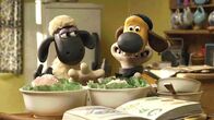 Shaun das Schaf – Shaun und Bitzer wollen für den Farmer und seine Freundin ein tolles Essen kochen.