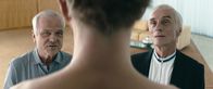 Falter – Falter (André M. Hennicke, rechts) lässt sich von einem Verkäufer (Bernhard Schütz, links) beraten und entscheidet sich für das Androiden-Auslaufmodell „Dave“ (Michael Kranz, Mitte).
