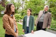 Die Rosenheim-Cops – Die Kommissare Beck (Michaela Weingartner, l.) und Stadler (Dieter Fischer, r.) interessieren sich für das nachbarschaftliche Verhältnis von Charlotte Fuchs (Sonia Hausséguy, M.) und dem Opfer.