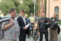 Die Rosenheim-Cops – Bei der Gegenüberstellung identifiziert Kommissar Voß (Robert Lohr, 2.v.l.) im Beisein von Kommissarskollege Hofer (Joseph Hannesschläger, l.) und Polizist Mohr (Max Müller, r.) eindeutig Martin Kimmerle (Malte Friedrich) als Fahrer der Fluchtmaschine.