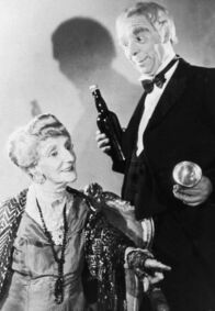 Dinner for One oder Der neunzigste Geburtstag – "Same procedure as last year": Der Butler James (Freddie Frinton) mit Miss Sophie (May Warden) beim Dinner.