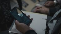 Mayday - Alarm im Cockpit – REENACTMENT - Die Ermittler, die versuchen zu verstehen, was zum tödlichen Absturz von Atlas Air Flug 3591 führte, vermuten, dass die metallene Armbanduhr des Ersten Offiziers Conrad Aska ihn daran gehindert haben könnte, zu bemerken, dass er sein Flugzeug versehentlich in den Go-Around-Modus versetzt hatte. (Cineflix 2022)