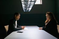 Watzmann ermittelt – Jerry Paulsen (Peter Marton, l.) nimmt Rita Weiß (Petra Berndt, r.) in die Mangel – sie hat kein Alibi.