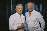 Segeln: America's Cup – v.li.: Roman Hagara und Gerhard Leinauer während ServusTV's Übertragung zu "Americas Cup 2024" in Salzburg-Stadt, Salzburg, Österreich am 23. August 2024.