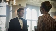 Der junge Inspektor Morse – Detective Endeavour Morse (Shaun Evans) warnt Dr. Naomi Benford (Naomi Battrick) davor, Informationen der Polizei vorzuenthalten, da dies eine Straftat ist. Diese berichtet ihm jedoch von Anweisungen, an die sie sich halten muss.