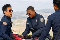 9-1-1 Notruf L.A. – (v.l.n.r.) Howie "Chimney" Han (Kenneth Choi); Henrietta "Hen" Wilson (Aisha Hinds); Ravi Panikkar (Anirudh Pisharody)