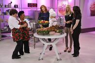 2 Broke Girls – Der Kampf ist eröffnet: Felicia (Frances Callier, 2.v.l.), Blanche (Mary Pat Gleason, l.), Janis (Edi Patterson, M.), Caroline (Beth Behrs, 2.v.r.) und Max (Kat Dennings, r.) ...