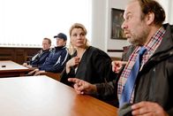 Danni Lowinski – Dannis (Annette Frier, 2.v.r.) neuer Klient Silvio Heimeroth (Waldemar Kobus, r.) will sich mit seiner Fußballmannschaft für die Obdachenlosen-Weltmeisterschaft in Brasilien qualifizieren. Bisher wurde ihnen der Trainingsplatz von einer großen Bank kostenlos zur Verfügung gestellt - doch die will das Team nun wieder loswerden. Das arrogante Gebaren ihrer Gegner (Wilfried Hochholdinger, l. und Nicholas Reinke, 2.v.l.) vor Gericht provoziert Danni so sehr, dass sie ihnen einen Wettkampf vorschlägt.