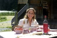 Wunderschön! (3sat) – Moderatorin Tamina Kallert bereist die Genussregion Steiermark und lernt u.a. regionale Produkte kennen, wie den leckeren Ribiselsirup (Johannisbeersirup).