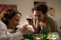 Und dennoch lieben wir – Anne May (Claudia Michelsen) und Carolin Winter (Melika Foroutan, r.) haben sich angefreundet.
