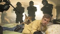 Grießnockerlaffäre – Der verkaterte Franz Eberhofer (Sebastian Bezzel) und Hund Ludwig werden unsanft vom SEK geweckt.