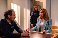 Sturm der Liebe – Alexandra (Daniela Kiefer, r.) wird von Markus (Timo Ben Schöfer, l.) in trügerischer Sicherheit gewogen.