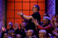 Wer weiß denn sowas? – Rateteam-Kapitän Elton (M.) applaudiert mit dem Publikum.