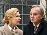 In aller Freundschaft – Professor Simoni (Dieter Bellmann) lässt sich von seiner Tochter um den Finger wickeln, doch Ingrid (Jutta Kammann) traut Rebecca nicht.