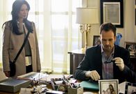 Elementary – Ermitteln in einem neuen Fall: Sherlock Holmes (Jonny Lee Miller, r.) und Dr. Joan Watson (Lucy Liu, l.) ...