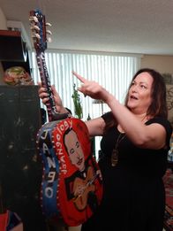 Der Katzenflüsterer – Debbi showing Jackson Galaxy her painted guitar.