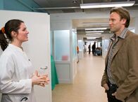 In aller Freundschaft – In aller Freundschaft Neuanfang Staffel 9, Episode 1 Starkes Duo: Cheryl Shepard als Dr. Elena Eichhorn, Bernhard Bettermann als Dr. Martin Stein