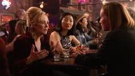 Hacks – Deborah (Jean Smart, l.), Kiki (Poppy Liu, M.), Ava (Hannah Einbinder, r.) und deren Mutter, die ihr einen Überraschungsbesuch abstattet, beschließen den Abend gemeinsam in einer Bar zu verbringen. Doch plötzlich kippt die entspannte Stimmung.