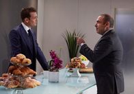 Suits – Die Dauerrivalen Harvey (Gabriel Macht, l.) und Louis (Rick Hoffmann) kennen sich seit Jahren. Ihre Beziehung wird durch heftige, immer wiederkehrende Streitereien gekennzeichnet. Aber wenn die Umstände es erzwingen, arbeiten sie zusammen.