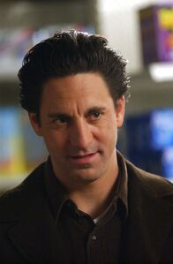 Gilmore Girls – Während Max (Scott Cohen) Lorelais Gefühlswelt durcheinander bringt, hat auch Paris mit einem Wirrwarr der Gefühle zu kämpfen ...