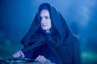 Father Brown – Marjorie (Sandy McDade) nimmt ebenfalls am Ritual teil. Doch was hat sie mit dem Messer vor?