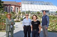WaPo Bodensee – Mechthild Fehrenbach (Diana Körner, l.), Nele Fehrenbach (Floriane Daniel, 2.v.l.) und Julia Demmler (Wendy Güntensperger, 2.v.r.), freuen sich, Graf Bernadotte (Björn Graf Bernadotte af Wisborg, r.) persönlich kennen zu lernen.