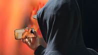 Puls – Mann mit Hoodie, der auf seinem Smartphone pornografische Inhalte konsumiert.