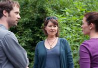 Der Duft von Holunder – Agnes Möller (Franziska Walser, Mitte) freut sich, dass sich ihre Tochter Sofie Möller (Melika Foroutan) und Tom Sommer (Matthias Schloo) wiedergetroffen haben.
