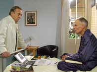 In aller Freundschaft – MDR Fernsehen IN ALLER FREUNDSCHAFT FOLGE 258, "Mit aller Macht" Uhr. Karl Herrmanns (Hans Peter Hallwachs) will, ohne Rücksicht auf den Rest der Welt, die ihm noch verbleibende Zeit einzig und allein für die Fertigstellung seines wissenschaftlichen Standardwerkes verwenden.