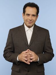 Monk – (6. Staffel) - Seitdem seine Frau ermordet wurde, leidet der ehemalige Polizeiermittler Adrian Monk (Tony Shalhoub) unter starken Phobien.