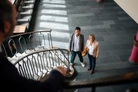 Schloss Einstein – Schulrat Dr. Michael Berger (Robert Schupp) setzt die Direktoren Jong Hi Chung (Ill- Young Kim) und Martina Stocker (Gitta Schweighöfer) vor vollendete Tatsachen.