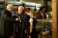 Tatort – Von links: Die Hauptkommissare Franz Leitmayr (Udo Wachtveitl) und Ivo Batic (Miroslav Nemec) befragen die Bedienung Ina (Mavie Hoerbiger).