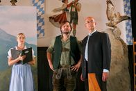 Die Rosenheim-Cops – Polizeichef Achtziger (Alexander Duda, r.) ist vor Ort, als eine Leiche im Theater gefunden wird. Waren Regisseur Lentz (Roland von Kummant, M.) und Darstellerin Nützl (Franziska Janetzko, l.) an der Tat beteiligt?