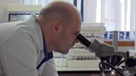 Das Reich der Wikinger - Ivars Dynastie – Mithilfe eines speziellen Massenspektrometers wird das gefundene jahrtausendealte Material analysiert. Der Prozess nennt sich Radiokarbondatierung.