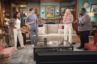 The Neighborhood – (v.l.n.r.) Tina Butler (Tichina Arnold); Dave Johnson (Max Greenfield); Gemma Johnson (Beth Behrs); Calvin Butler (Cedric the Entertainer)