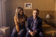 Sunny Nights – Vicki (D'Arcy Carden, l.); Martin (Will Forte, r.)