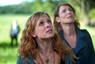 Wunschkind – Chantal (Julia Brendler, vorne) und Claudia (Kirsten Block) fürchten, dass Carolin sich etwas antun könnte.
