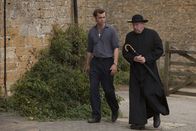 Father Brown – Sid (Alex Price, l.) und Father Brown (Mark Williams, r.) wandern einen Feldweg entlang.