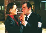 Hinter Gittern - Der Frauenknast – Mona (Anja Beatrice Kaul), die einen Deal mit Blondie hat, überredet Kittler (Egon Hofmann), Blondie auf die Krankenstation zu bringen.