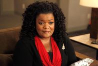 Community – Die fürsorgliche Mutter Shirley (Yvette Nicole Brown) würde fast alles dafür tun, um endlich einen guten Abschluss in der Tasche zu haben. Die versaute Geschichtsarbeit der Lerngruppe kommt ihr dabei sichtlich ungelegen ...