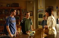 Malcolm mittendrin – Lois (Jane Kaczmarek, r.), Reese (Justin Berfield, l.) und Malcolm (Frankie Muniz, 2.v.l.) bemerken nicht, dass Dewey (Erik Per Sullivan, 2.v.r.) sein Zeug zusammen gepackt hat und abhauen möchte ...