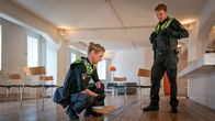 Notruf Hafenkante – Franzi (Rhea Harder-Vennewald) und Nick (Raúl Richter) sichern Spuren und sehen sich den Tatort an, um sich ein Bild vom Tathergang zu machen.