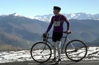 Stadt Land Kunst – Immer höher, immer schneller: In den 1910er Jahren wurde die gefährliche Passstraße Route des Cols Teil der Tour de France und verlieh dem Radrennen neuen Schwung.