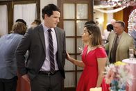 Superstore – Adam (Ryan Gaul, l.); Amy (America Ferrera, r.)