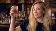 Inside the Factory – Moderatorin Cherry Healey lernt die Unterschiede zwischen verschiedenen Whiskysorten kennen. Copyright: SRF/BBC